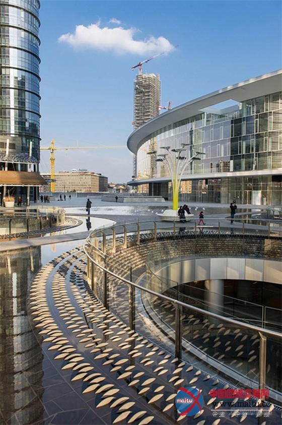 AECOM设计的意大利米兰Gae Aulenti广场