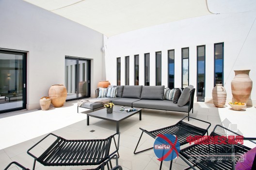 泳池贯穿郊外别墅 绿树鼠尾草就是邻居