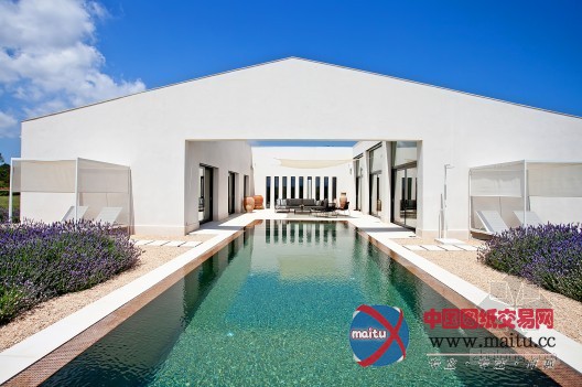 泳池贯穿郊外别墅 绿树鼠尾草就是邻居