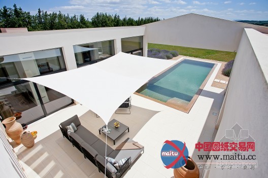 泳池贯穿郊外别墅 绿树鼠尾草就是邻居