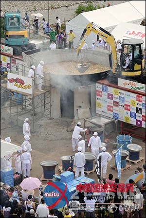 挖掘机变身“大厨” 掌勺6米大锅芋头宴