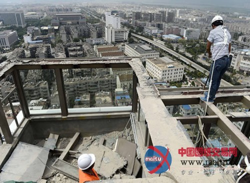 云南“空中楼阁”违建造价约30万 拆除花6万