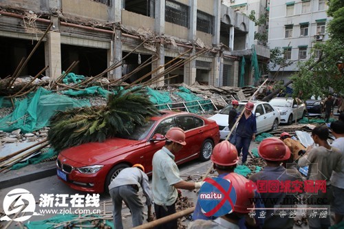 杭州三立大厦脚手架整排倒塌压了五六辆车
