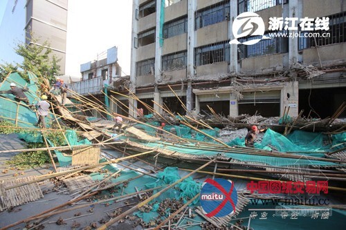 杭州三立大厦脚手架整排倒塌压了五六辆车