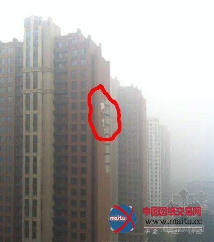 雨后现“真颜” 高档小区保温墙脱落