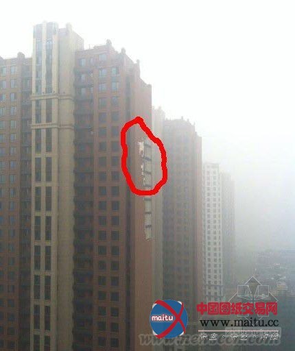 河北唐山一楼盘保温层大片脱落 雨后现原形