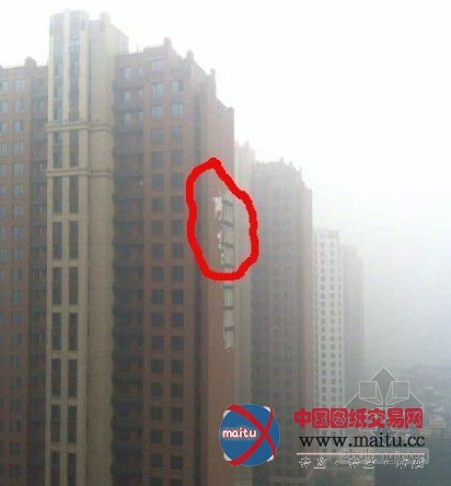 河北唐山一楼盘保温层大片脱落 雨后现原形