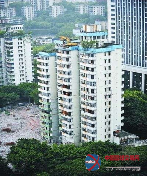 一居民楼拆除 “神一样”的挖掘机飞上17楼