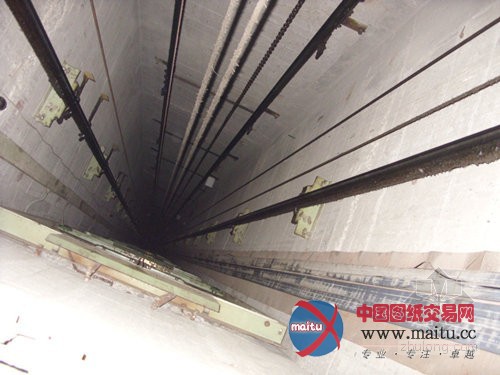 成都一电梯25楼坠下 致施工人员一死一伤