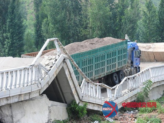 160吨大卡压垮大桥 车主称量刑太重