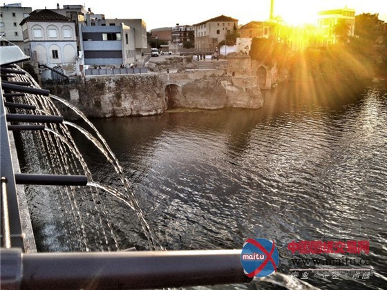 飞流直下的西班牙安波斯塔吊桥瀑布