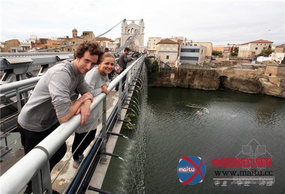 飞流直下的西班牙安波斯塔吊桥瀑布