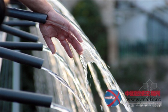 飞流直下的西班牙安波斯塔吊桥瀑布