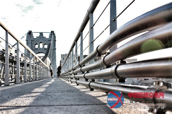 飞流直下的西班牙安波斯塔吊桥瀑布