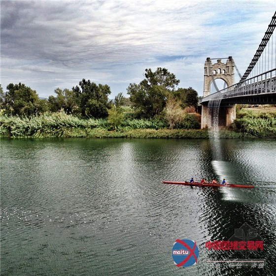 飞流直下的西班牙安波斯塔吊桥瀑布