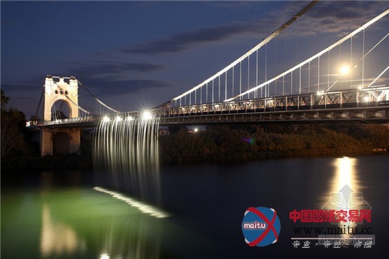 飞流直下的西班牙安波斯塔吊桥瀑布