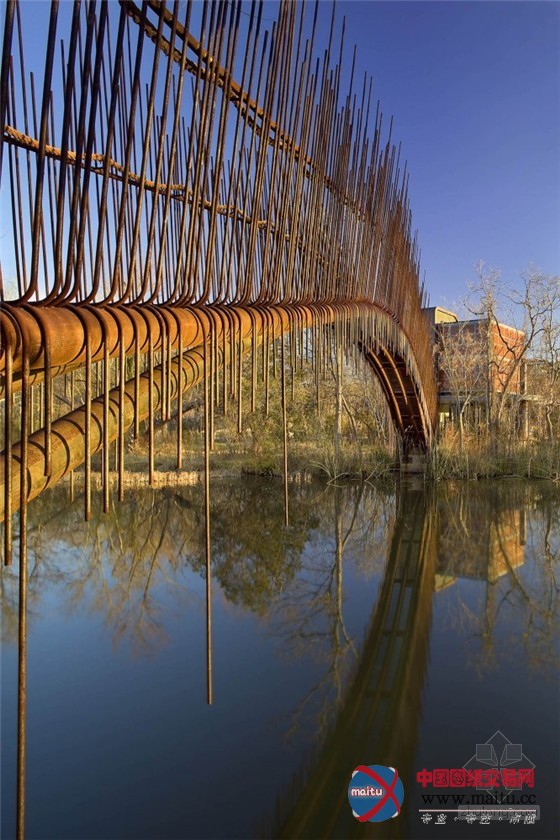 Miró Rivera Architects设计的人行天桥