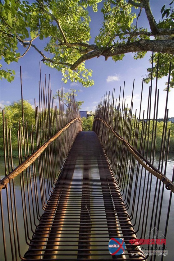 Miró Rivera Architects设计的人行天桥