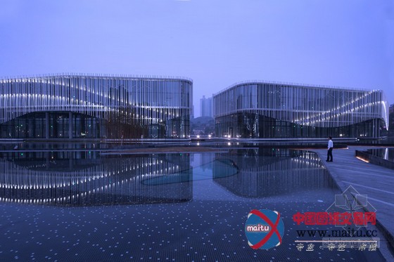 HASSELL设计的环绕棕榈岛水庭院