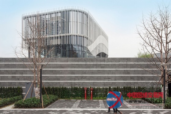 HASSELL设计的环绕棕榈岛水庭院