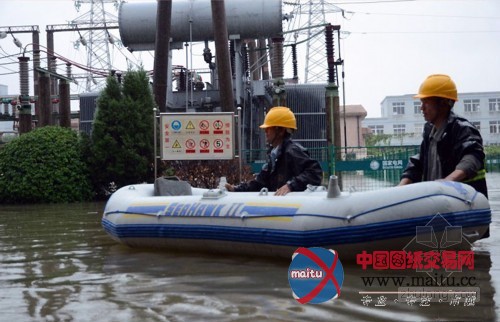浙江余姚内涝7万人停电 电力人员“泡水”送电