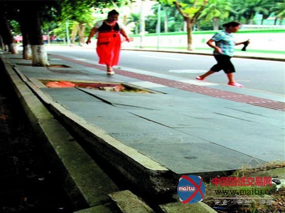 海口琼苑路一处地面塌陷