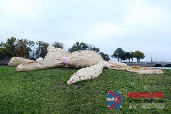 俄罗斯圣彼得堡要塞外的阳光浴大野兔