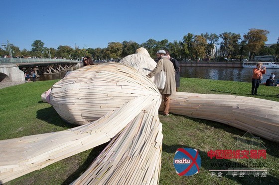 俄罗斯圣彼得堡要塞外的阳光浴大野兔