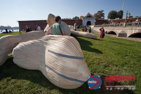 俄罗斯圣彼得堡要塞外的阳光浴大野兔