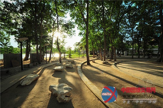 XSiTE设计的泰国曼谷Indapanno佛学档案馆