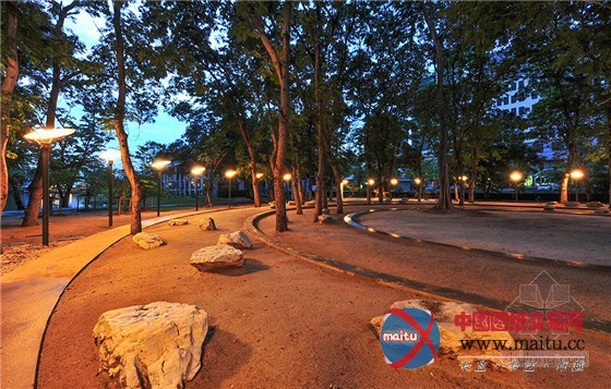 XSiTE设计的泰国曼谷Indapanno佛学档案馆