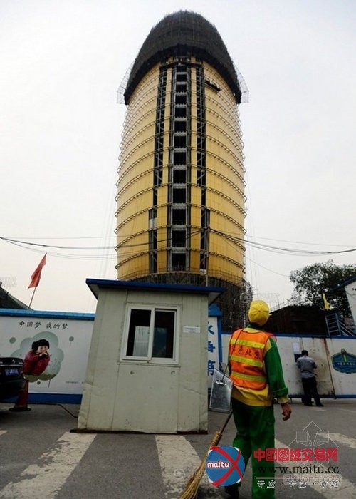 中国人民日报新大楼披上“黄金外套”