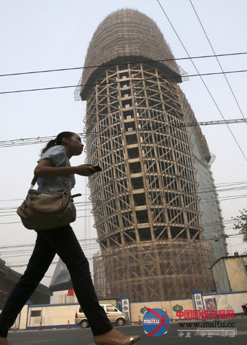 中国人民日报新大楼披上“黄金外套”