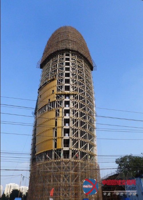 中国人民日报新大楼披上“黄金外套”