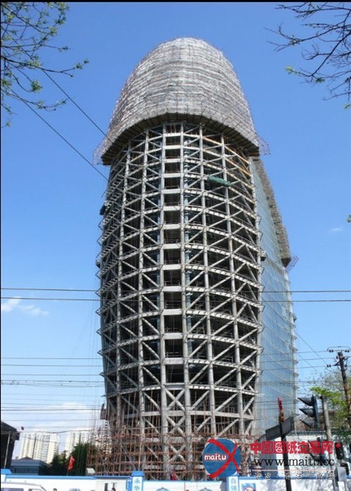 中国人民日报新大楼披上“黄金外套”