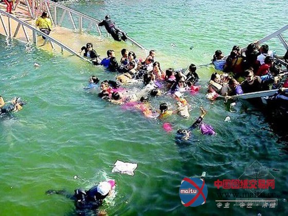 庐山景区桥坍塌众人落水 官员否认存在质量问题