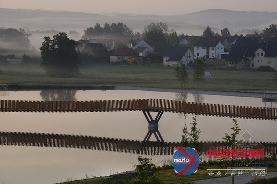 德国巴格里亚池塘上轻盈的张力人行桥