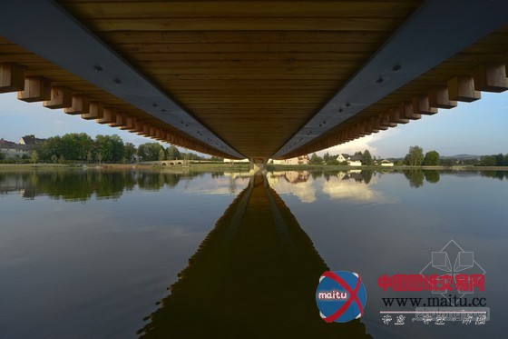 德国巴格里亚池塘上轻盈的张力人行桥