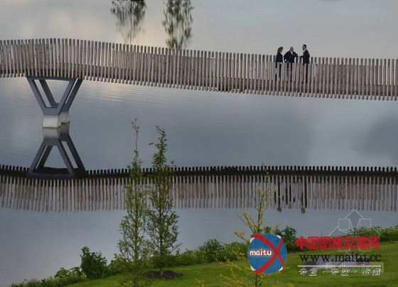 德国巴格里亚池塘上轻盈的张力人行桥
