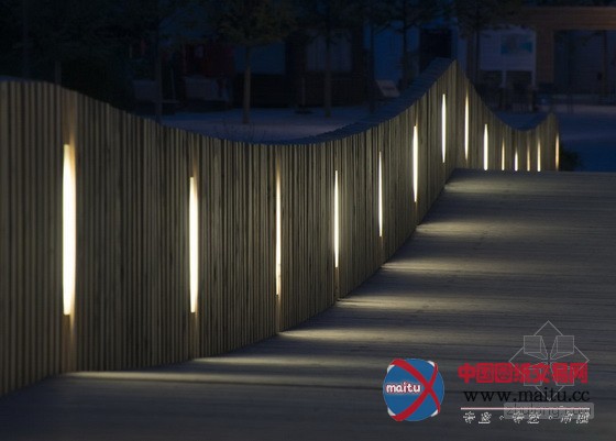 德国巴格里亚池塘上轻盈的张力人行桥