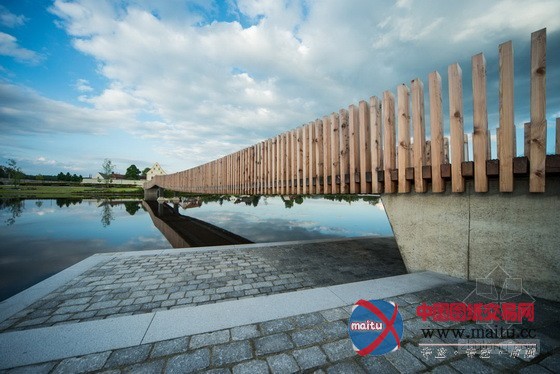 德国巴格里亚池塘上轻盈的张力人行桥