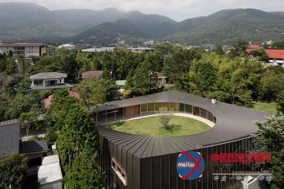 坂茂设计的日本villa sengokubara别墅庭院