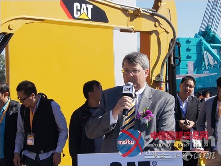 卡特彼勒发布新型Cat 305.5E小型液压挖掘机