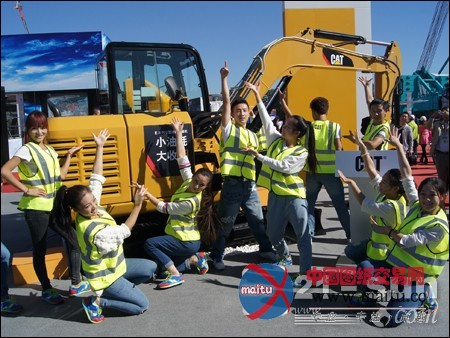 卡特彼勒发布新型Cat 305.5E小型液压挖掘机