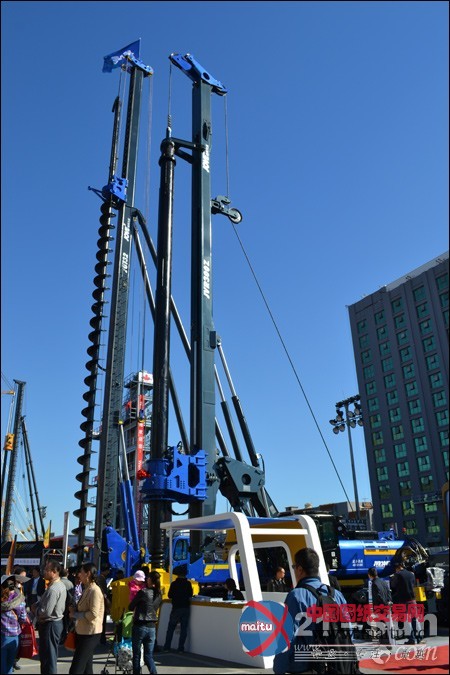 恒天九五首创多功能电旋挖钻机震撼亮相展会