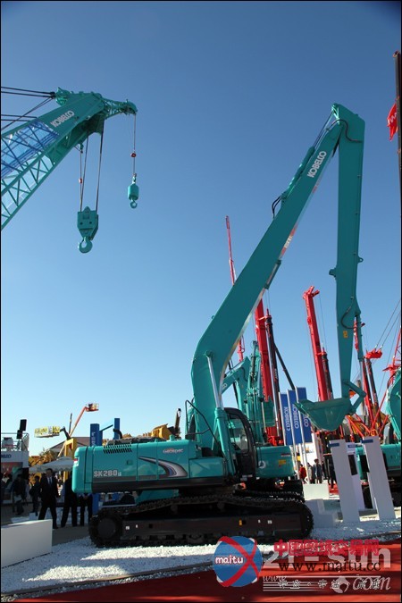 成都神钢携挖掘机等产品亮相BICES 2013展