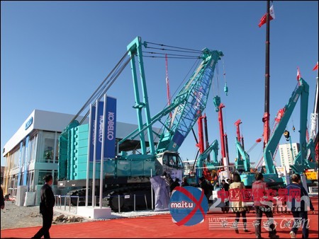 成都神钢携挖掘机等产品亮相BICES 2013展