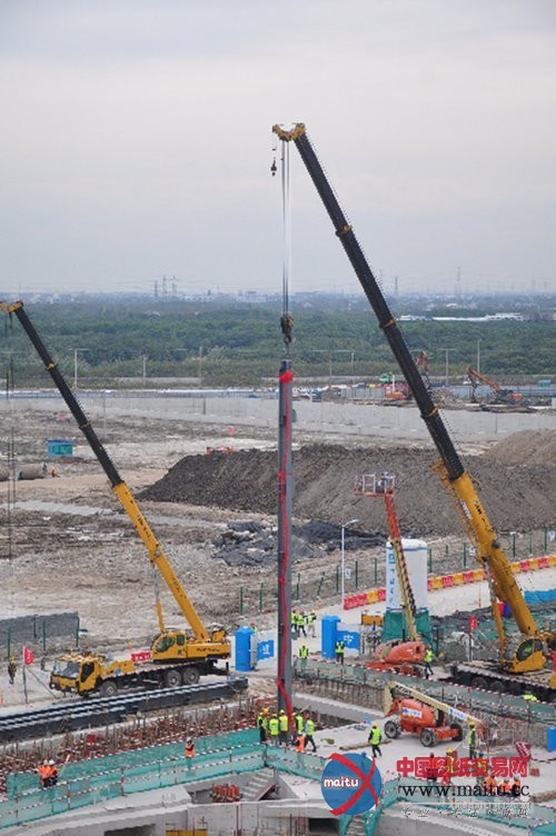 中建二局助上海迪士尼工程竖起首根钢柱