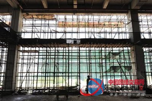 承包商欠款近2千万 工期逾半年工程仍未完工