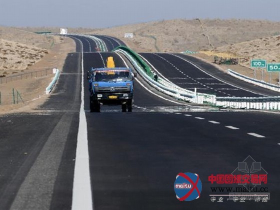新疆首条沙漠高速公路全线竣工
